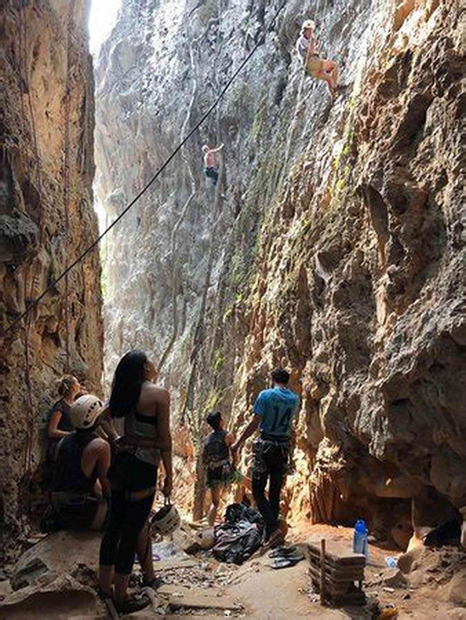Climbing The Cliffside In Vang Vieng With Big Beaver Diaries Travelling Vang Vieng Laos (Big Beaver Diaries)