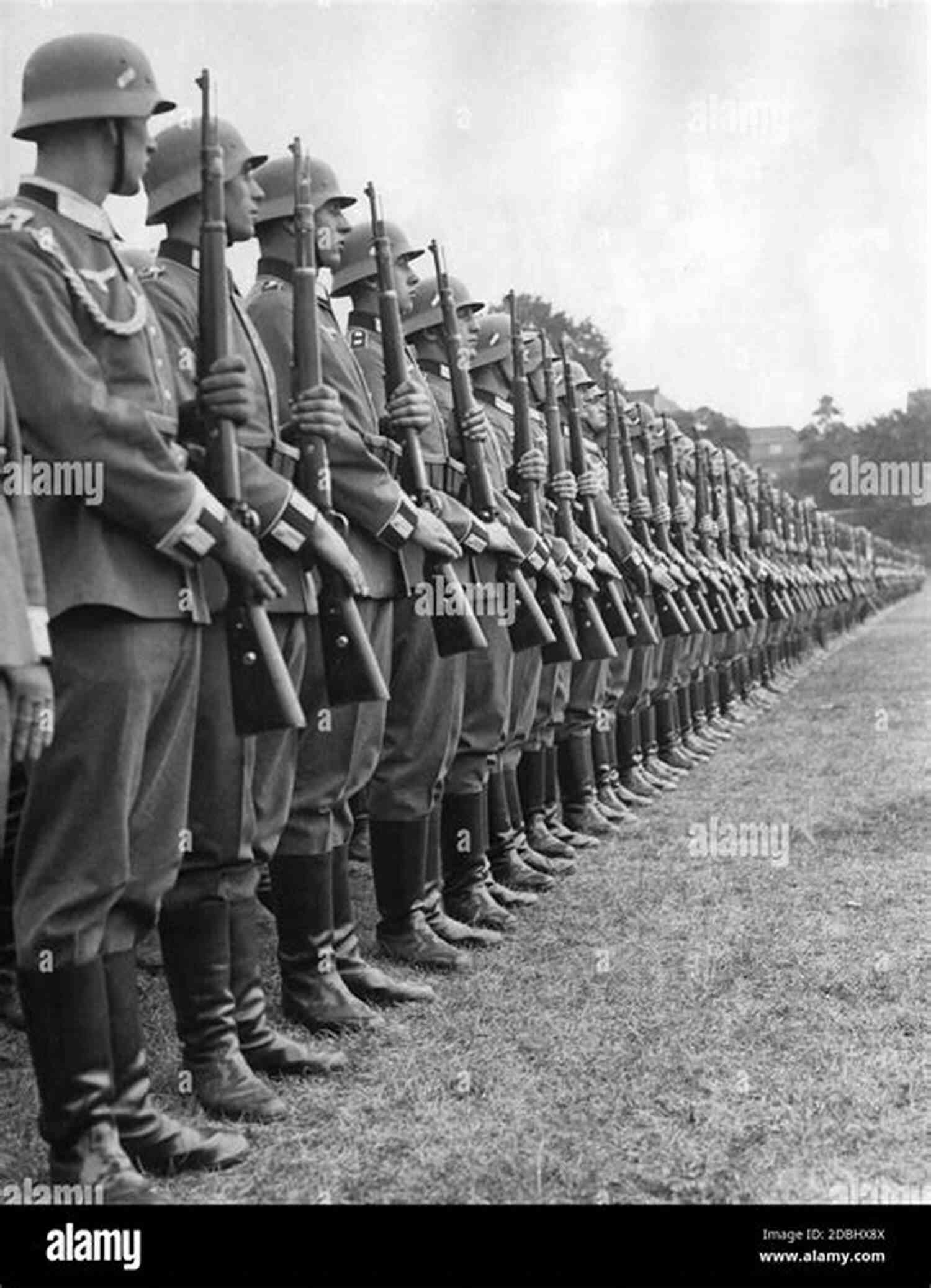 Grossdeutschland Soldiers In Berlin Grossdeutschland: Elite Of The Wehrmacht (Rapid Reads)