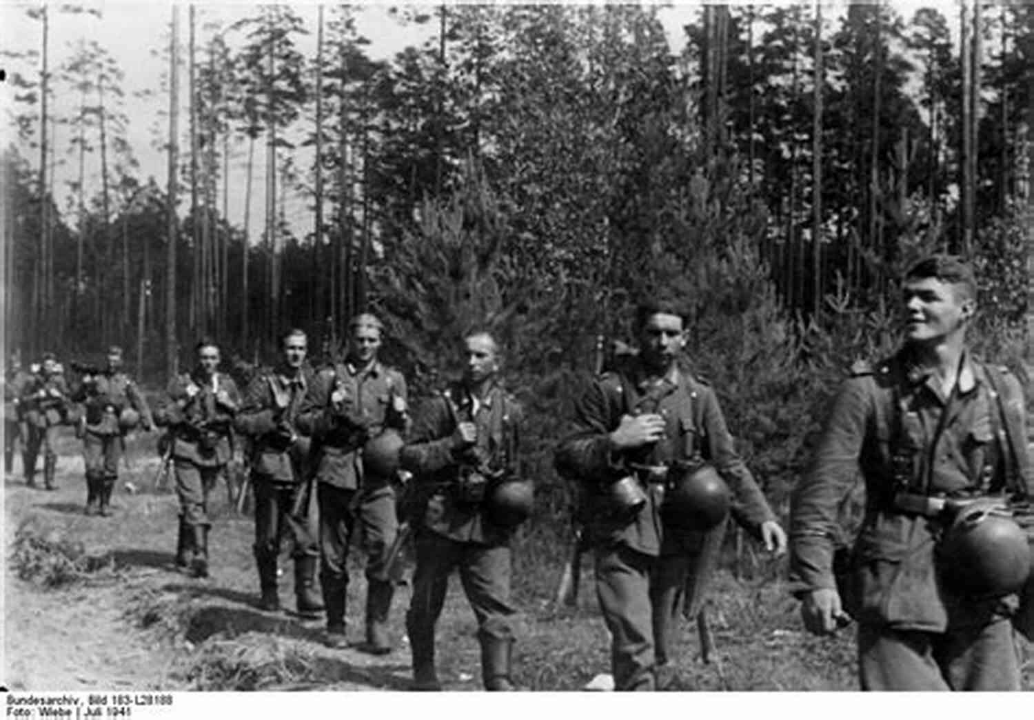 Grossdeutschland Soldiers On The Eastern Front Grossdeutschland: Elite Of The Wehrmacht (Rapid Reads)